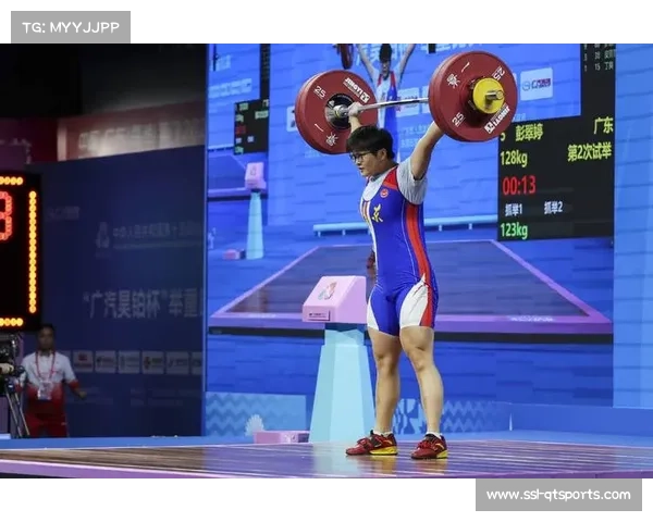 东莞残特奥会举重赛场，东道主选手李锦云主场作战感受温暖